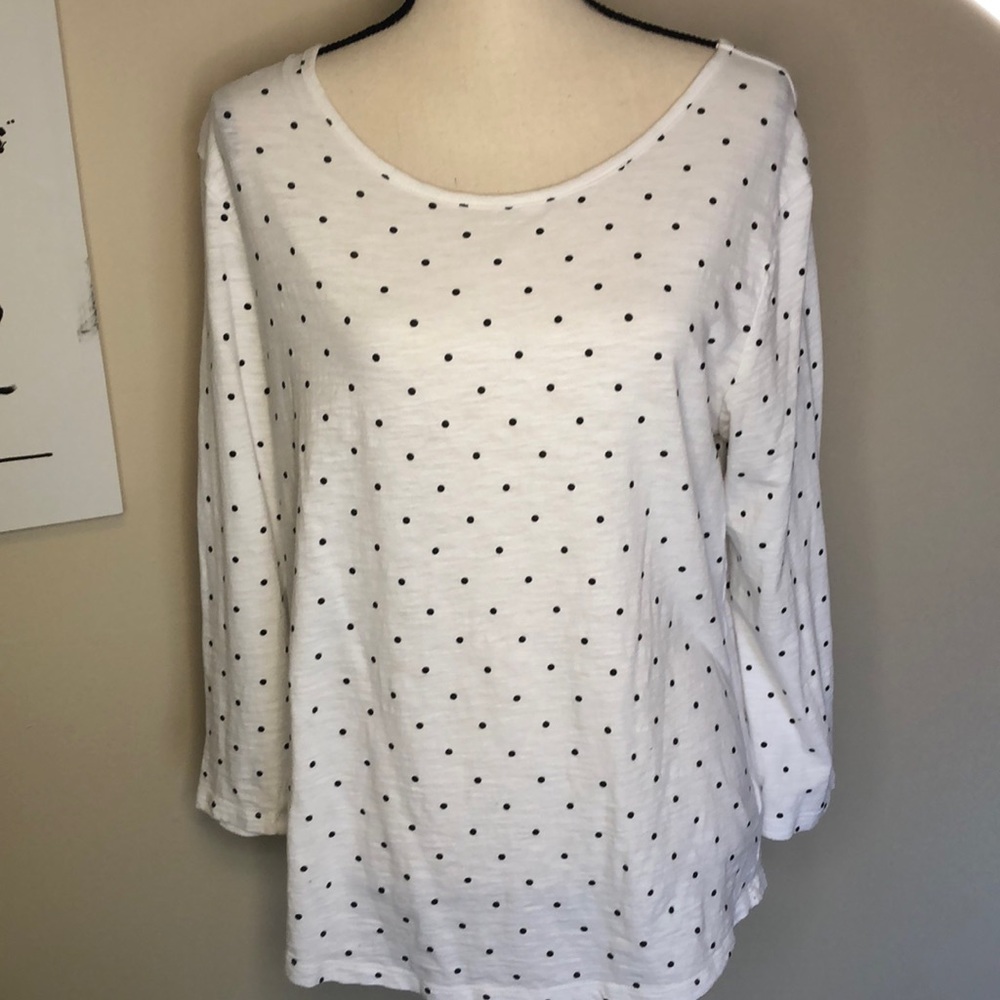 White and Black dot 3/4 shirt. L